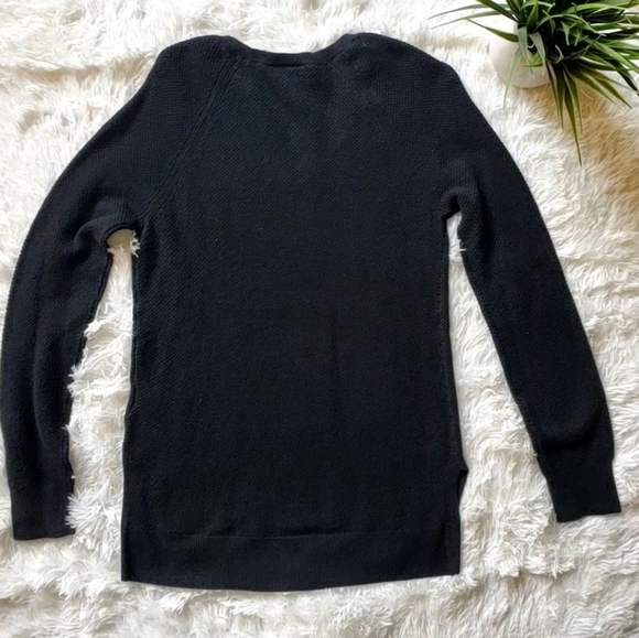 GAP Light Weight V-Neck Split Hem Waffle Knit Black High Low Tunic Sweater sz XS - Picture 2 of 8